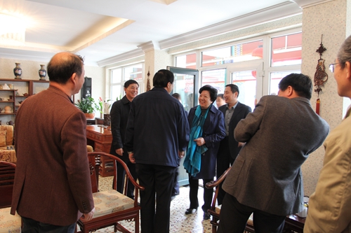 李昭玲和场领导亲切握手