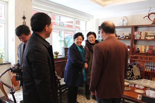 李昭玲和老战友们会面