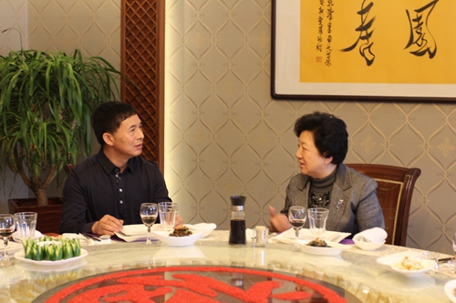 李昭玲设便饭招待场领导