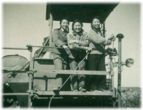 “康拜因”上，（70年5月1日）姜起华，夏黎明，陆玉洁.jpg