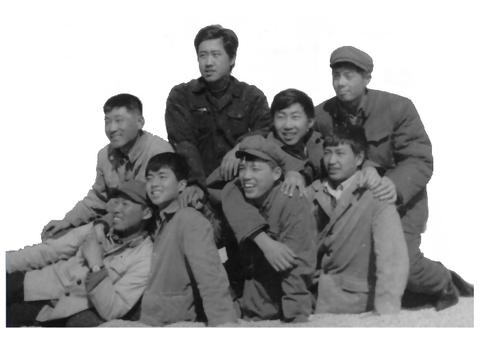 1971年名山四连的京津沪哈知青在场园合影.jpg