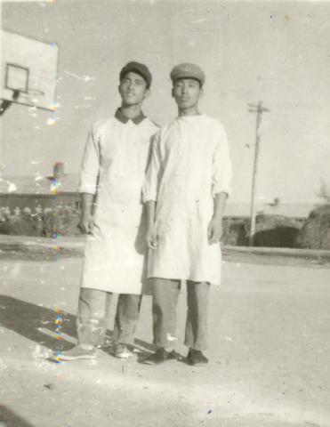 炊事班（窦忠强和樊全应）.jpg
