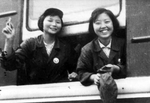 告别上海68年9月陆玉洁和同学5.jpg