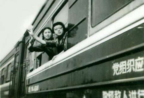 告别上海（68年9月5日）夏黎明、李芸利.jpg