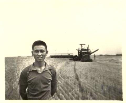 葛长根在麦地.jpg
