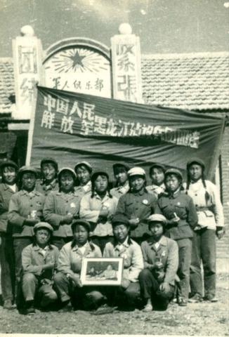 四连第一、二批上海女知青合影.jpg