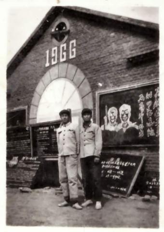在俱乐部前（谭福星和刁嘉书）.jpg