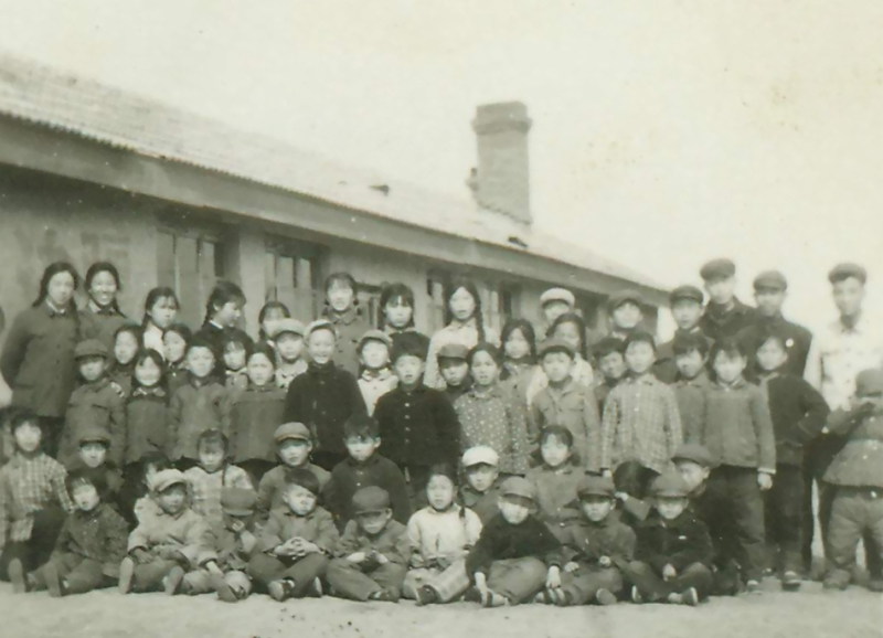 四连小学老师、学生合影.jpg