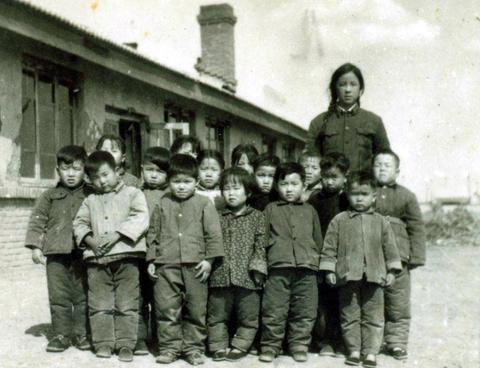 小学校2（王玉萍和学生）.jpg