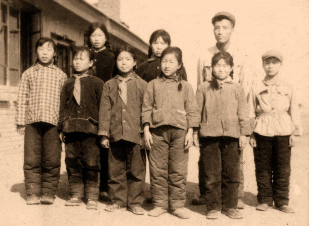 小学校2（张文楹校长和学生）.jpg