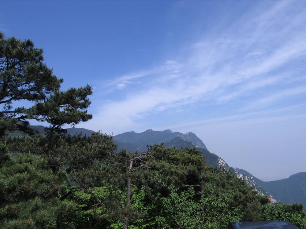 山峰像伟人脸
