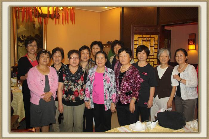 女生合影.jpg